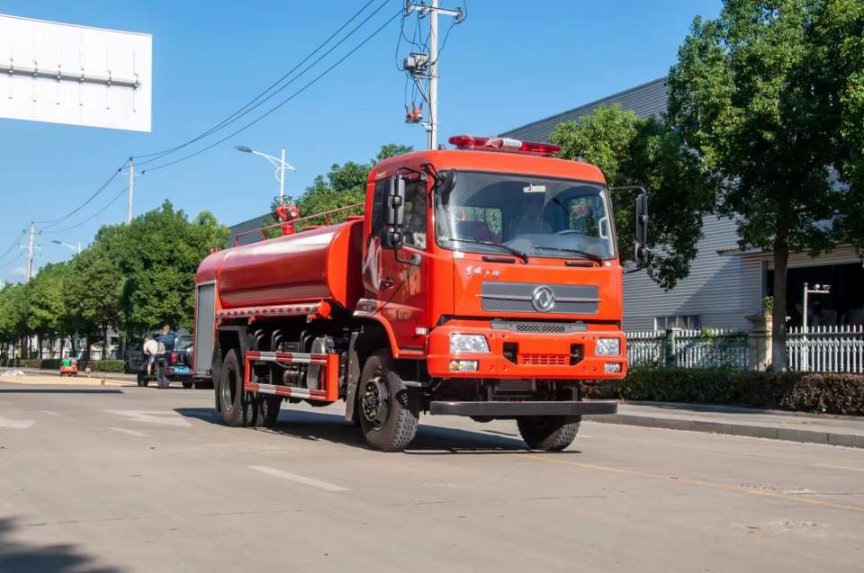 東風(fēng)四驅(qū)10噸森林消防灑水車